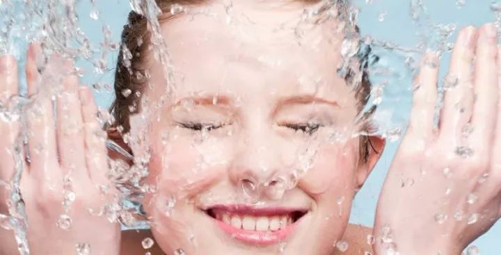水与皮肤的关系 保湿水爽肤水化妆水收敛水柔肤水傻傻分不清？